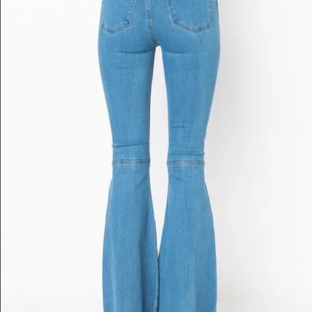 Flare bottom highwasted jeans.